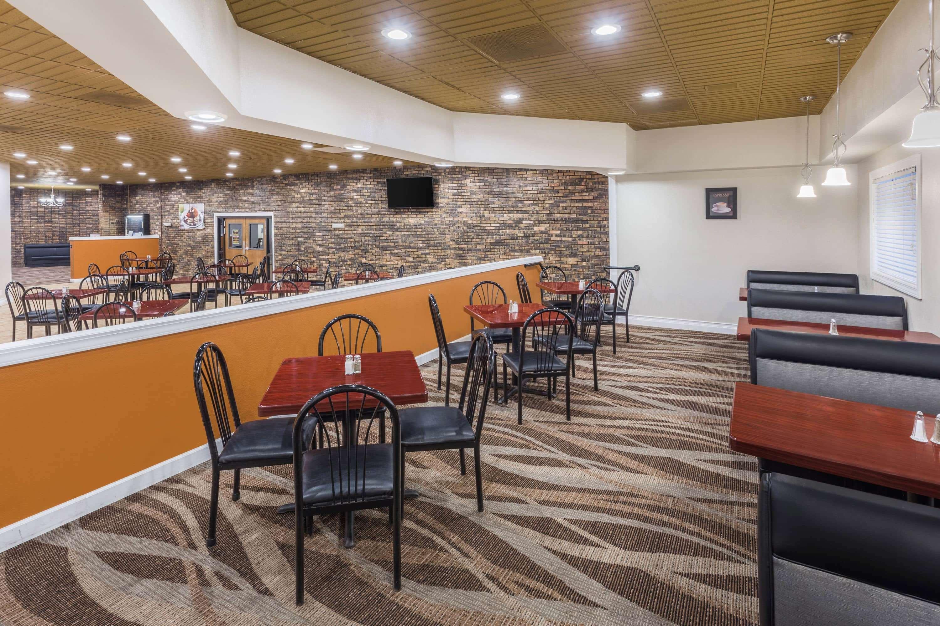 Americinn By Wyndham Janesville Bagian luar foto